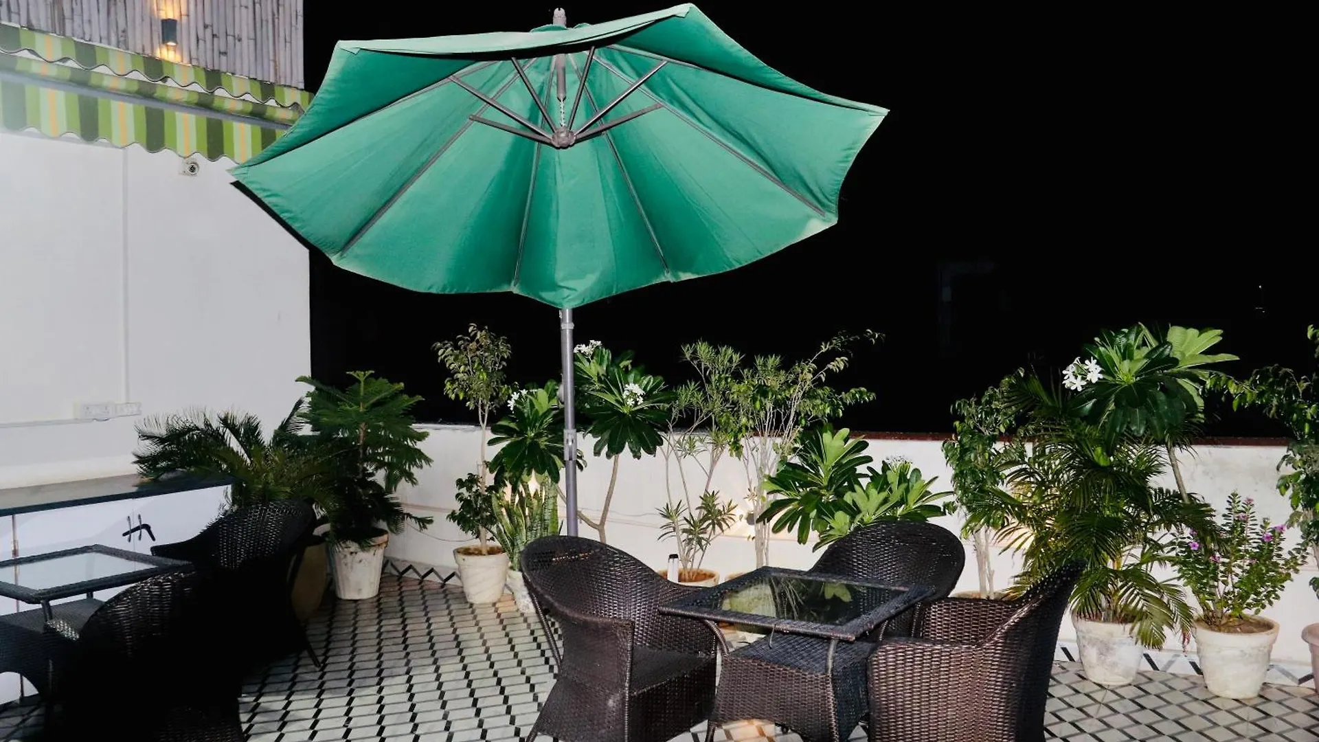 ***  Hotel Magic Tree Karol Bagh Metro Station New Delhi India